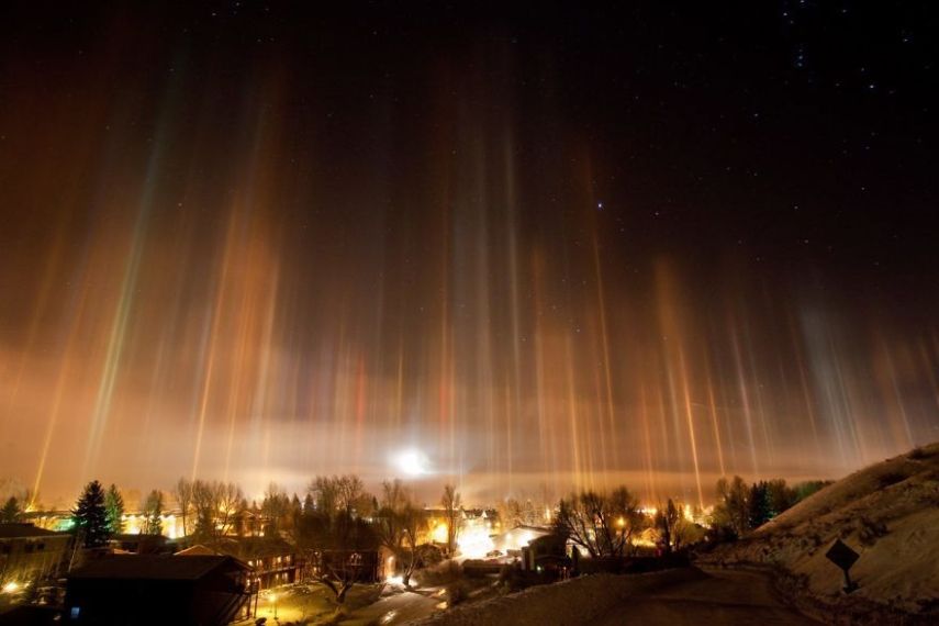 O pilar de luz é um fenômeno óptico formado pela reflexão da luz por cristais de gelo que estão presentes na atmosfera terrestre