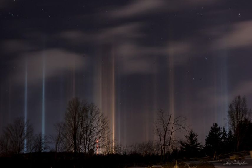 O pilar de luz é um fenômeno óptico formado pela reflexão da luz por cristais de gelo que estão presentes na atmosfera terrestre