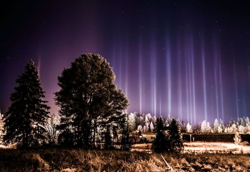 O pilar de luz é um fenômeno óptico formado pela reflexão da luz por cristais de gelo que estão presentes na atmosfera terrestre