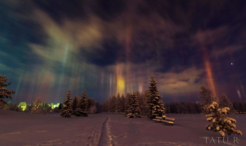 O pilar de luz é um fenômeno óptico formado pela reflexão da luz por cristais de gelo que estão presentes na atmosfera terrestre