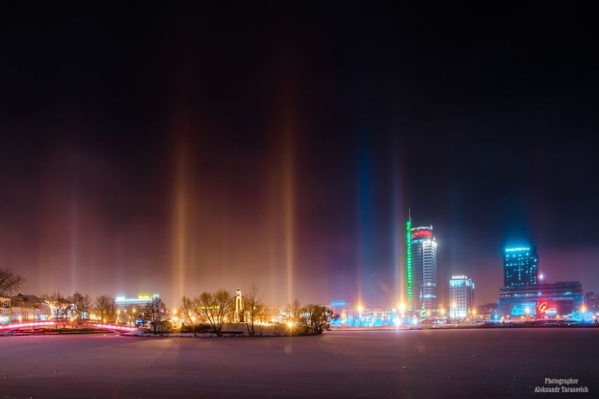 O pilar de luz é um fenômeno óptico formado pela reflexão da luz por cristais de gelo que estão presentes na atmosfera terrestre