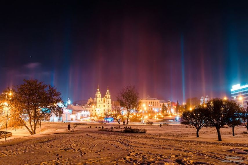 O pilar de luz é um fenômeno óptico formado pela reflexão da luz por cristais de gelo que estão presentes na atmosfera terrestre