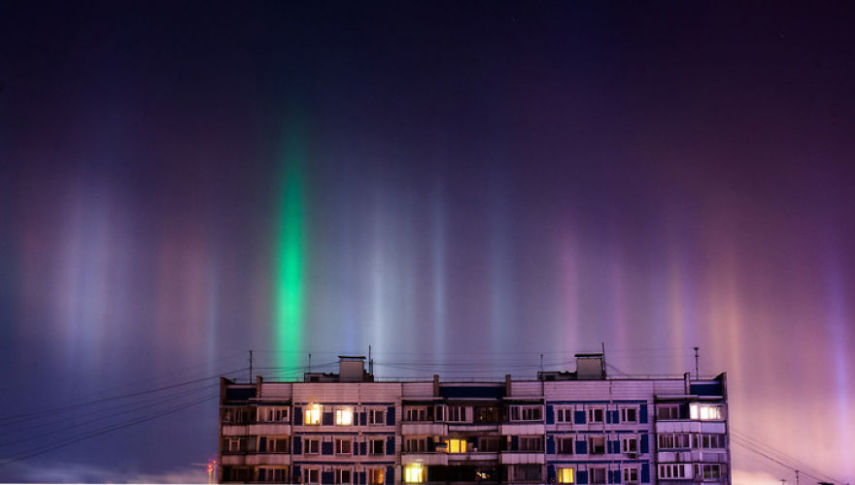 O pilar de luz é um fenômeno óptico formado pela reflexão da luz por cristais de gelo que estão presentes na atmosfera terrestre