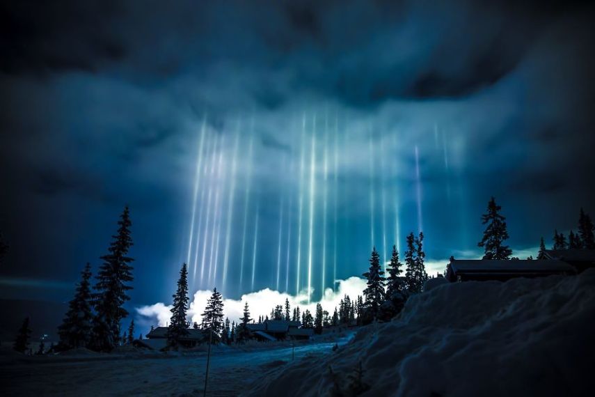O pilar de luz é um fenômeno óptico formado pela reflexão da luz por cristais de gelo que estão presentes na atmosfera terrestre