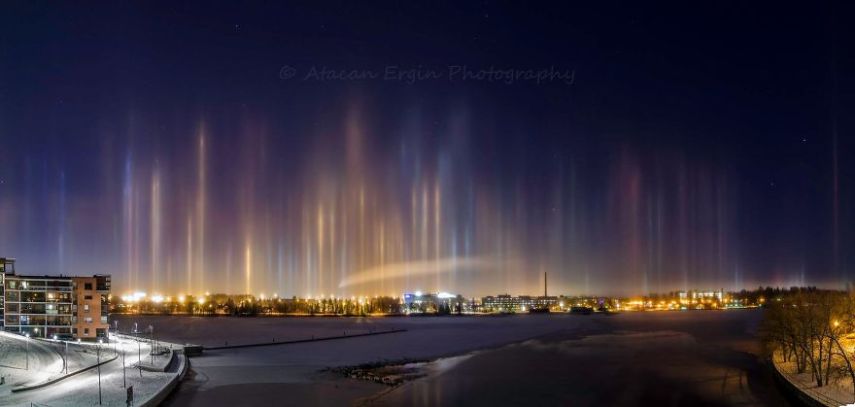 O pilar de luz é um fenômeno óptico formado pela reflexão da luz por cristais de gelo que estão presentes na atmosfera terrestre