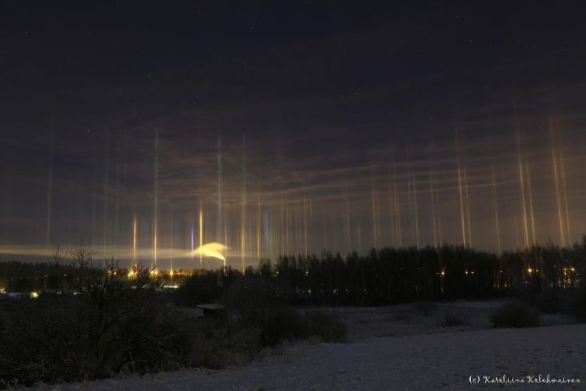 O pilar de luz é um fenômeno óptico formado pela reflexão da luz por cristais de gelo que estão presentes na atmosfera terrestre