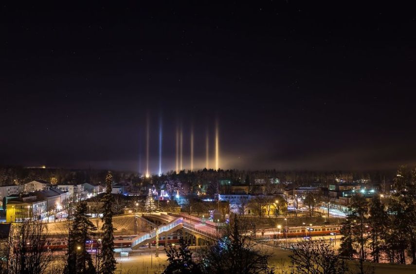 O pilar de luz é um fenômeno óptico formado pela reflexão da luz por cristais de gelo que estão presentes na atmosfera terrestre