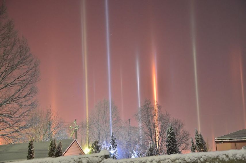 O pilar de luz é um fenômeno óptico formado pela reflexão da luz por cristais de gelo que estão presentes na atmosfera terrestre