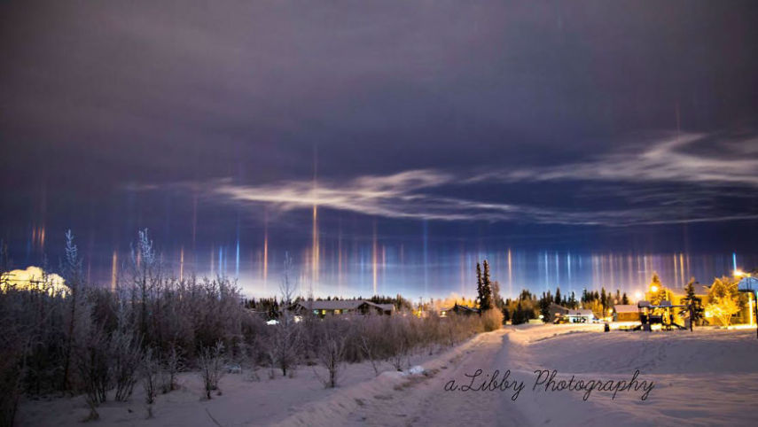 O pilar de luz é um fenômeno óptico formado pela reflexão da luz por cristais de gelo que estão presentes na atmosfera terrestre