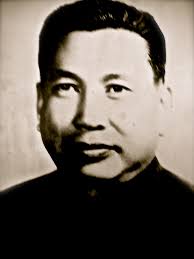 Pol Pot, foi um revolucionário comunista, que liderou o Khmer Vermelho, responsável pelo genocídio cambodjano. Ele gostava de comer carne de veado, javali, cobra, frutas frescas, e tomava aguardente e vinho chinês. Ele também teria gostado de sopa de cobra. O ditador amava refeiçõe luxuosas, enquanto o povo só comia sopa de arroz