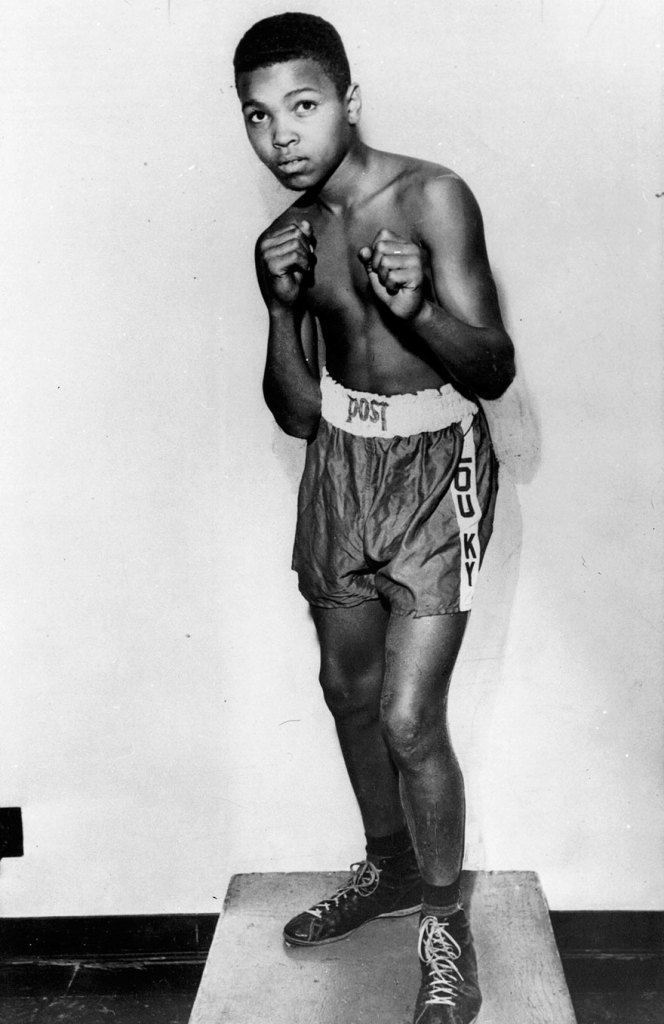 Muhammad Ali-Haj nasceu no dia 17 de janeiro de 1942 e foi um dos lutadores mais importantes da história do boxe. Ele morreu nos Estados Unidos, aos 74 anos, no dia 3 de junho de 2016, vítima de uma doença degenerativa