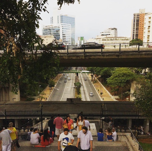 Logo atrás do Masp, na Avenida Paulista, fica o Mirante 9 de Julho, que foi restaurado recentemente e oferece comidas, cafés e shows gratuitos nos fins de tardes. 