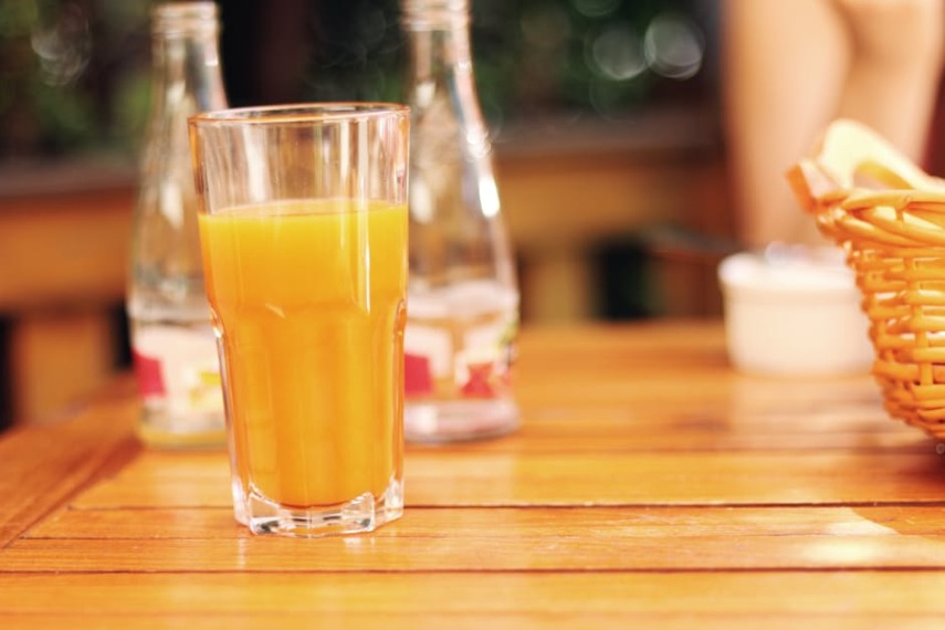 Aqueles sucos industrializados de laranja podem ser um problema, já que alguns fabricantes adicionam ômega-3, que são originados de anchovas, sardinhas e tilápias. Há também alguns enriquecidos com vitamina D, quevem de lanolina, que é originada da lã de ovelha