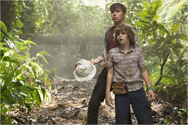 Ty Simpkins participou de vários filmes famosos, como Guerra dos Mundos e Homem de Ferro 3. Porém, em Jurassic World: O Mundo dos Dinossauros, o astro mirim faturou US$ 200 mil (R$ 637 mil). Para futuras sequências do longa, ele deve receber o dobro