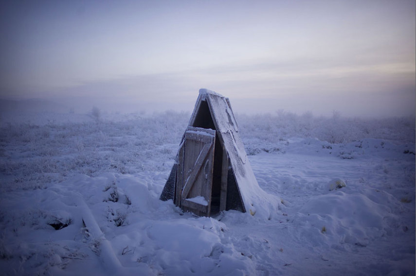 Oymyakon, Rússia, é o vilarejo mais frio da Terra. Geralmente, no mês de Janeiro, a média de temperatura fica por volta de -50º. O fotógrafo Amos Chapple decidiu fotografar o dia a dia por lá