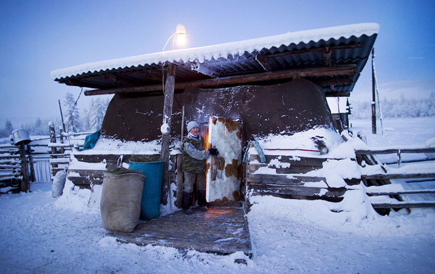 Oymyakon, Rússia, é o vilarejo mais frio da Terra. Geralmente, no mês de Janeiro, a média de temperatura fica por volta de -50º. O fotógrafo Amos Chapple decidiu fotografar o dia a dia por lá