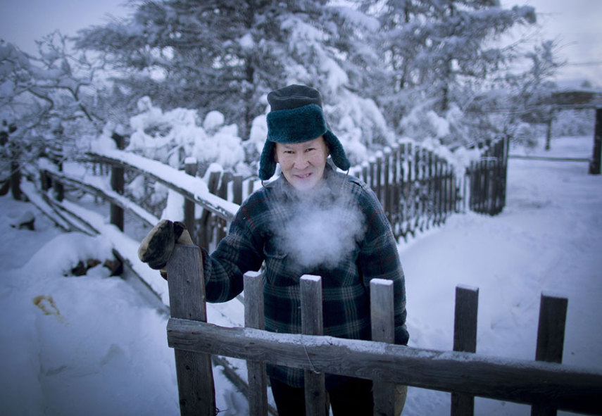 Oymyakon, Rússia, é o vilarejo mais frio da Terra. Geralmente, no mês de Janeiro, a média de temperatura fica por volta de -50º. O fotógrafo Amos Chapple decidiu fotografar o dia a dia por lá