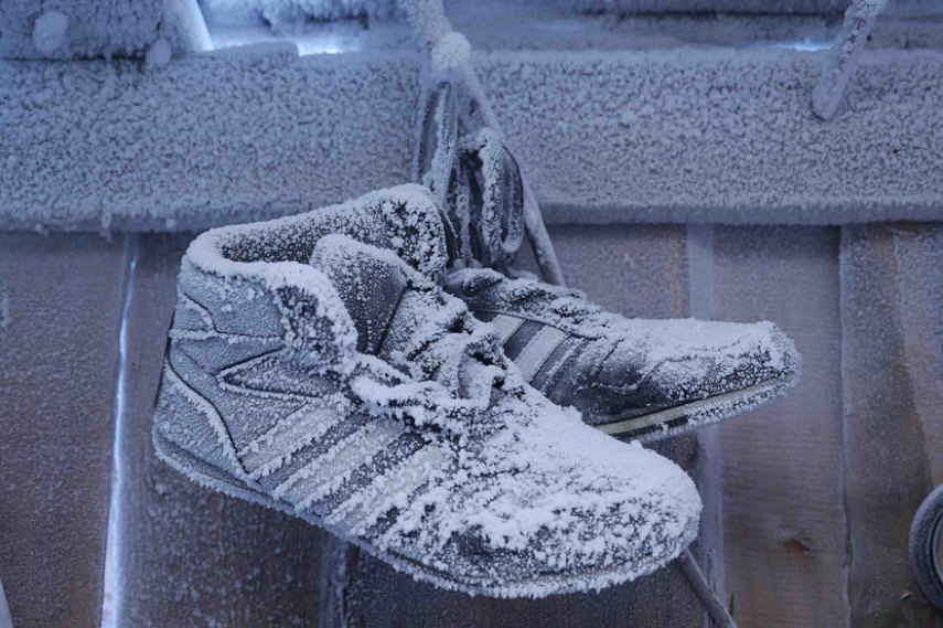 Oymyakon, Rússia, é o vilarejo mais frio da Terra. Geralmente, no mês de Janeiro, a média de temperatura fica por volta de -50º. O fotógrafo Amos Chapple decidiu fotografar o dia a dia por lá