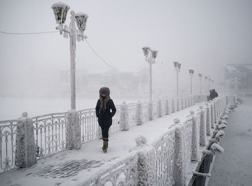 Oymyakon, Rússia, é o vilarejo mais frio da Terra. Geralmente, no mês de Janeiro, a média de temperatura fica por volta de -50º. O fotógrafo Amos Chapple decidiu fotografar o dia a dia por lá