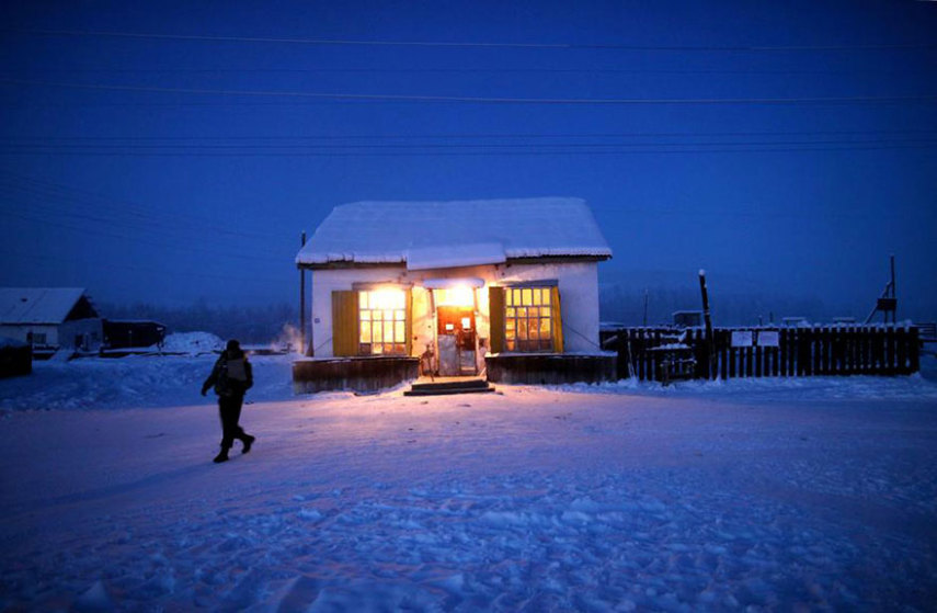 Oymyakon, Rússia, é o vilarejo mais frio da Terra. Geralmente, no mês de Janeiro, a média de temperatura fica por volta de -50º. O fotógrafo Amos Chapple decidiu fotografar o dia a dia por lá