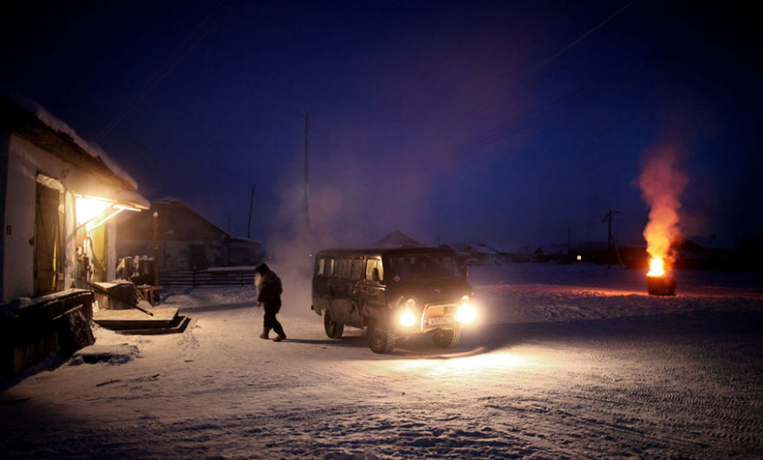 Oymyakon, Rússia, é o vilarejo mais frio da Terra. Geralmente, no mês de Janeiro, a média de temperatura fica por volta de -50º. O fotógrafo Amos Chapple decidiu fotografar o dia a dia por lá