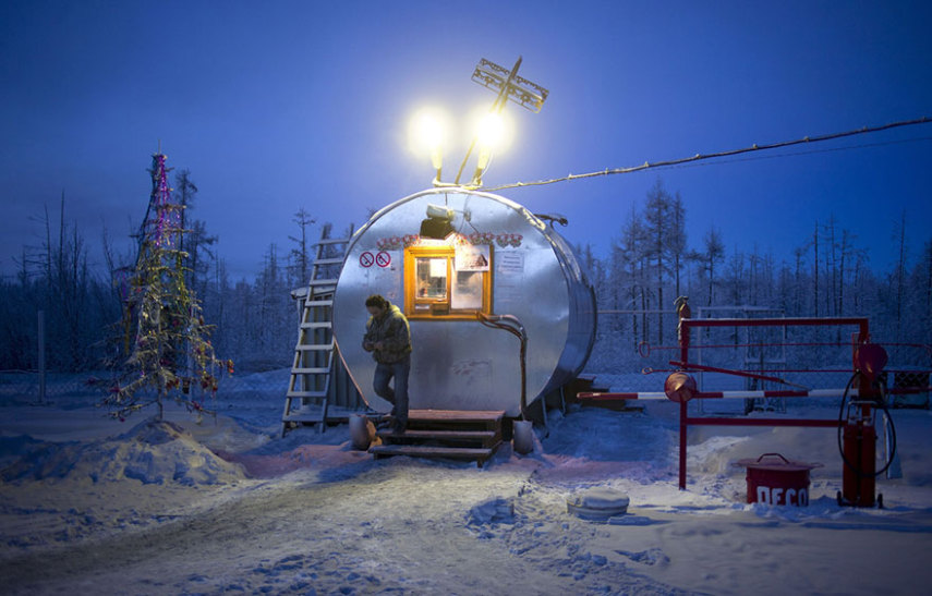Oymyakon, Rússia, é o vilarejo mais frio da Terra. Geralmente, no mês de Janeiro, a média de temperatura fica por volta de -50º. O fotógrafo Amos Chapple decidiu fotografar o dia a dia por lá