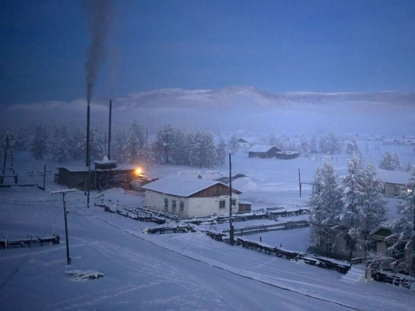 Oymyakon, Rússia, é o vilarejo mais frio da Terra. Geralmente, no mês de Janeiro, a média de temperatura fica por volta de -50º. O fotógrafo Amos Chapple decidiu fotografar o dia a dia por lá