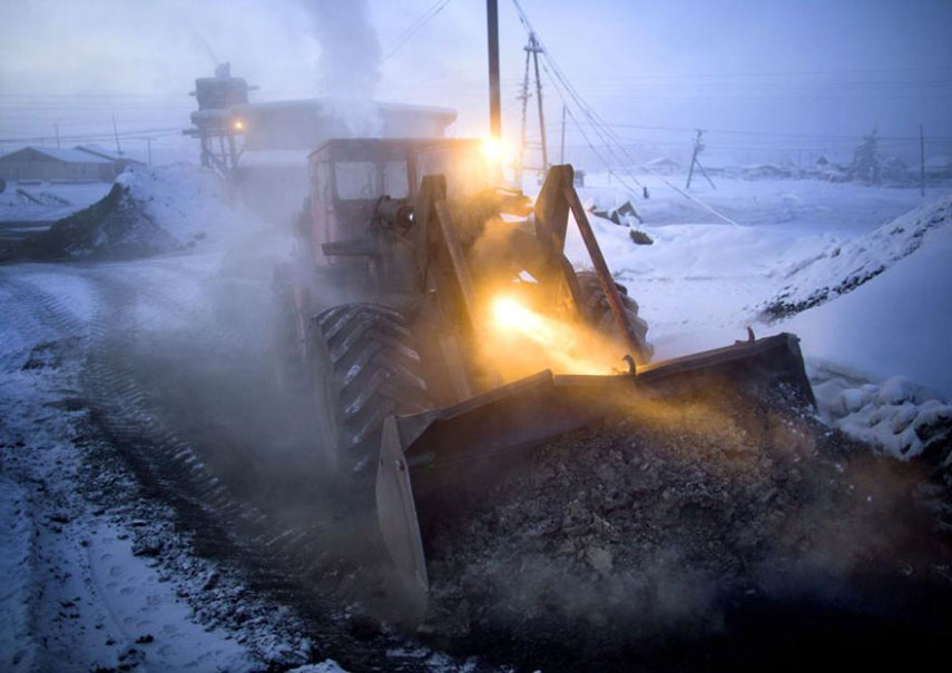 Oymyakon, Rússia, é o vilarejo mais frio da Terra. Geralmente, no mês de Janeiro, a média de temperatura fica por volta de -50º. O fotógrafo Amos Chapple decidiu fotografar o dia a dia por lá