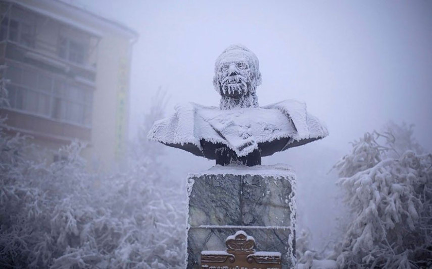Oymyakon, Rússia, é o vilarejo mais frio da Terra. Geralmente, no mês de Janeiro, a média de temperatura fica por volta de -50º. O fotógrafo Amos Chapple decidiu fotografar o dia a dia por lá