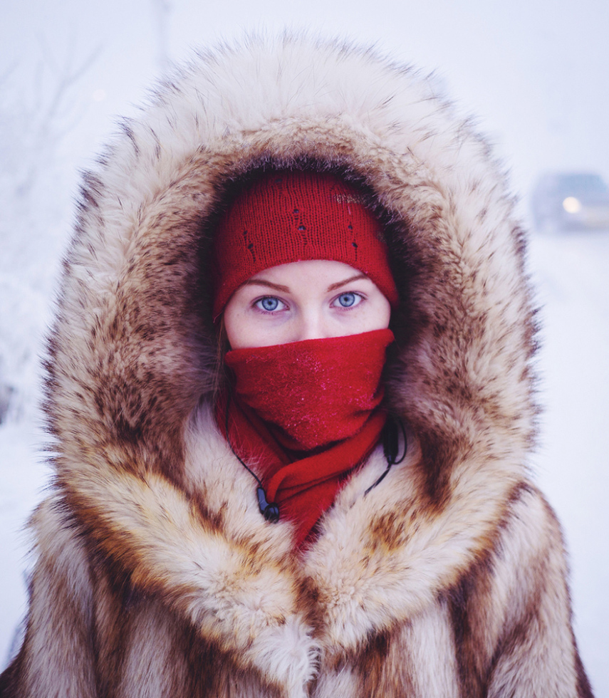 Oymyakon, Rússia, é o vilarejo mais frio da Terra. Geralmente, no mês de Janeiro, a média de temperatura fica por volta de -50º. O fotógrafo Amos Chapple decidiu fotografar o dia a dia por lá