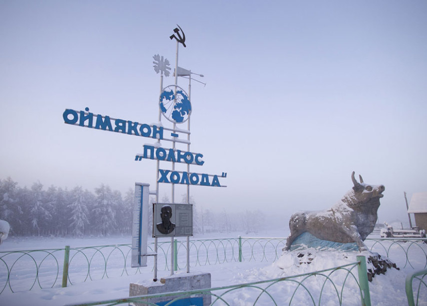 Oymyakon, Rússia, é o vilarejo mais frio da Terra. Geralmente, no mês de Janeiro, a média de temperatura fica por volta de -50º. O fotógrafo Amos Chapple decidiu fotografar o dia a dia por lá