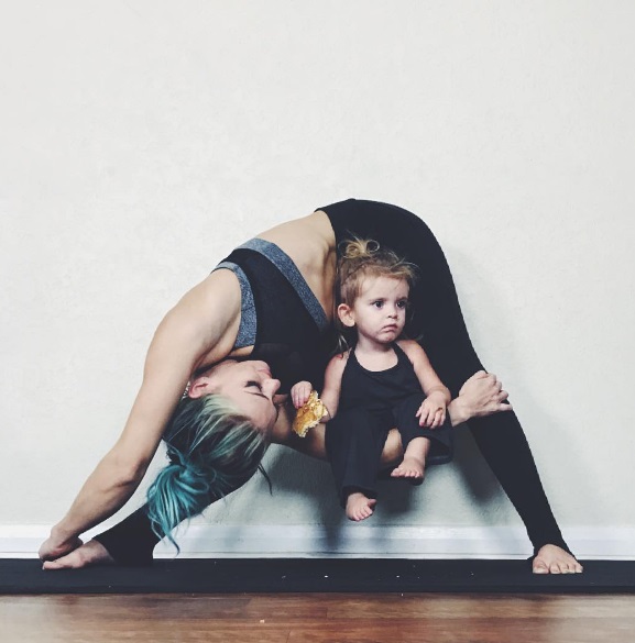 Charity LeBlanc ficou famosa no Instagram por fazer yoga com os filhos Oakley, de 5 anos, e Felicity, de 2