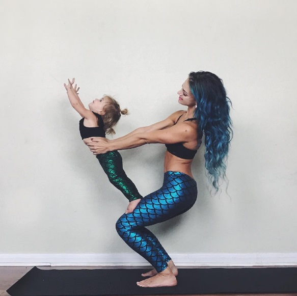 Charity LeBlanc ficou famosa no Instagram por fazer yoga com os filhos Oakley, de 5 anos, e Felicity, de 2