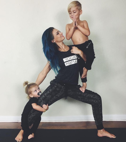 Charity LeBlanc ficou famosa no Instagram por fazer yoga com os filhos Oakley, de 5 anos, e Felicity, de 2