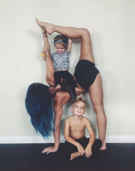 Charity LeBlanc ficou famosa no Instagram por fazer yoga com os filhos Oakley, de 5 anos, e Felicity, de 2