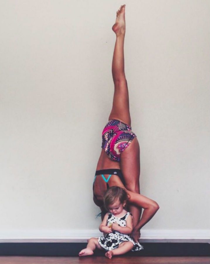Charity LeBlanc ficou famosa no Instagram por fazer yoga com os filhos Oakley, de 5 anos, e Felicity, de 2