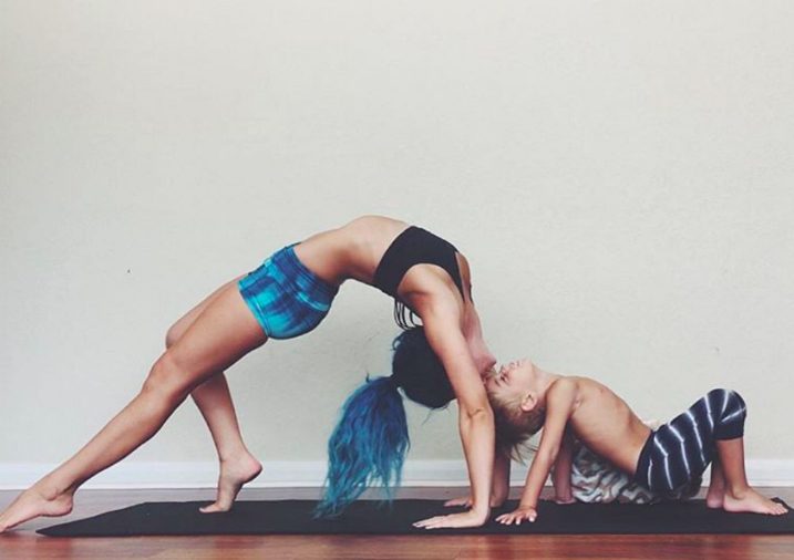 Charity LeBlanc ficou famosa no Instagram por fazer yoga com os filhos Oakley, de 5 anos, e Felicity, de 2