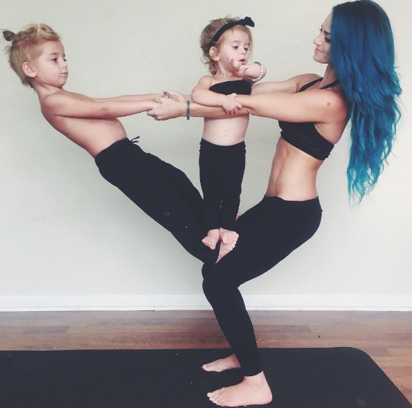 Charity LeBlanc ficou famosa no Instagram por fazer yoga com os filhos Oakley, de 5 anos, e Felicity, de 2