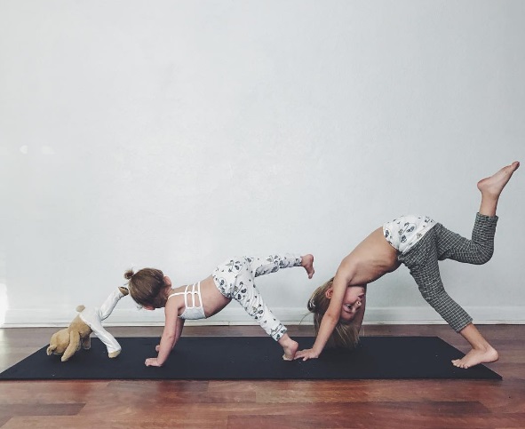 Charity LeBlanc ficou famosa no Instagram por fazer yoga com os filhos Oakley, de 5 anos, e Felicity, de 2