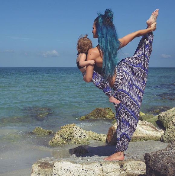 Charity LeBlanc ficou famosa no Instagram por fazer yoga com os filhos Oakley, de 5 anos, e Felicity, de 2