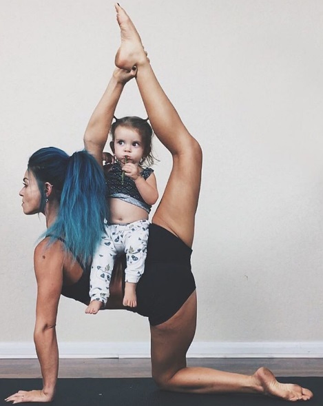 Charity LeBlanc ficou famosa no Instagram por fazer yoga com os filhos Oakley, de 5 anos, e Felicity, de 2