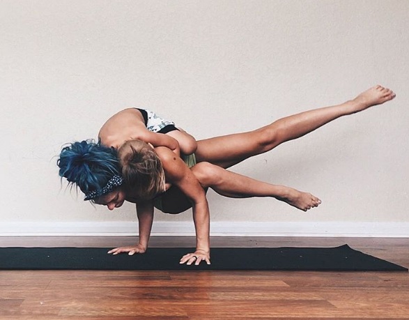 Charity LeBlanc ficou famosa no Instagram por fazer yoga com os filhos Oakley, de 5 anos, e Felicity, de 2