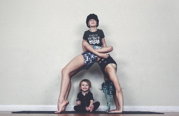 Charity LeBlanc ficou famosa no Instagram por fazer yoga com os filhos Oakley, de 5 anos, e Felicity, de 2