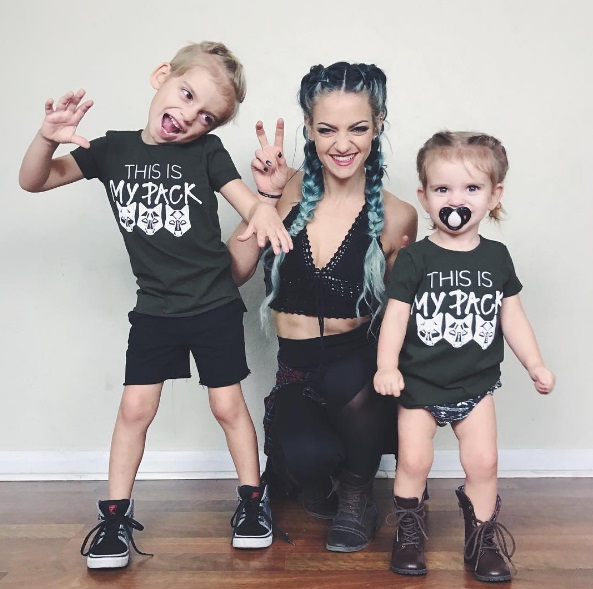 Charity LeBlanc ficou famosa no Instagram por fazer yoga com os filhos Oakley, de 5 anos, e Felicity, de 2