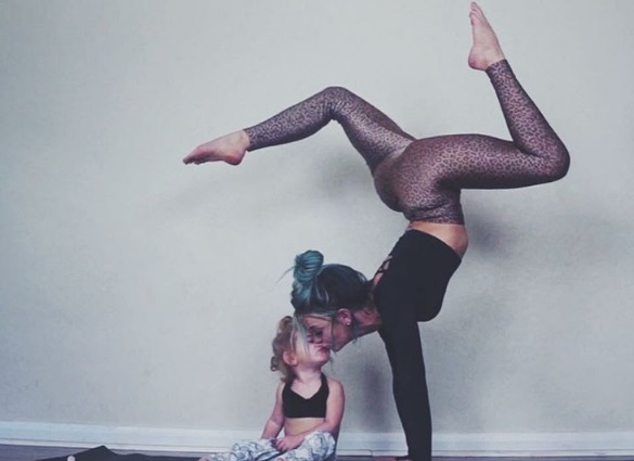 Charity LeBlanc ficou famosa no Instagram por fazer yoga com os filhos Oakley, de 5 anos, e Felicity, de 2