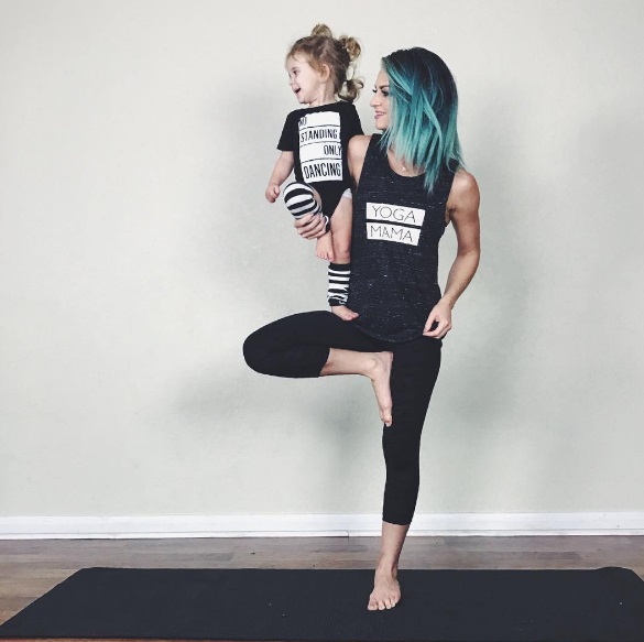 Charity LeBlanc ficou famosa no Instagram por fazer yoga com os filhos Oakley, de 5 anos, e Felicity, de 2