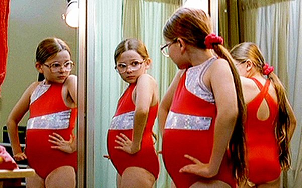 Ela completou 21 anos recentemente, mas Abigail Breslin começou a atuar quando tinha apenas 3 anos de idade. Seu papel em 'The Little Miss Sunshine' rendeu uma indicação ao Oscar aos 10 anos de idade, por isso não é surpresa que seu salário tenha disparado a partir daí. Quando tinha 15 anos, ela viveu uma personagem no filme animado Zambezia e teria levado US$ 65 mil por 4 horas de trabalho. Além disso, ela recentemente estrelou junto com Julia Roberts e Meryl Streep em Auguts: Osage County e seu contrato incluiu um adendo de que, se ela ganhasse um Oscar, ela receberia um bônus de US$ 50 mil.