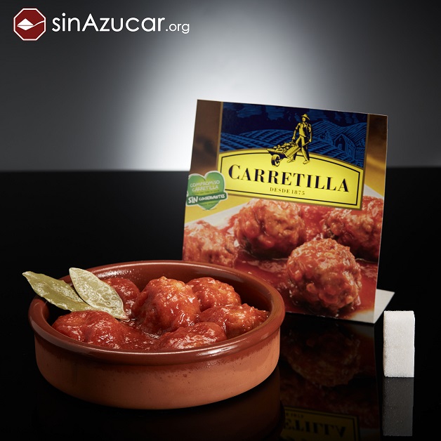 O fotógrafo do projeto SinAzucar posicionou cubos de açúcar ao lado de alimentos e bebidas, que correspondem às respectivas quantidades do ingrediente nas formulações. É surpreendente!