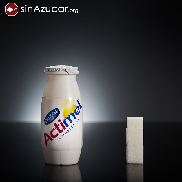O fotógrafo do projeto SinAzucar posicionou cubos de açúcar ao lado de alimentos e bebidas, que correspondem às respectivas quantidades do ingrediente nas formulações. É surpreendente!