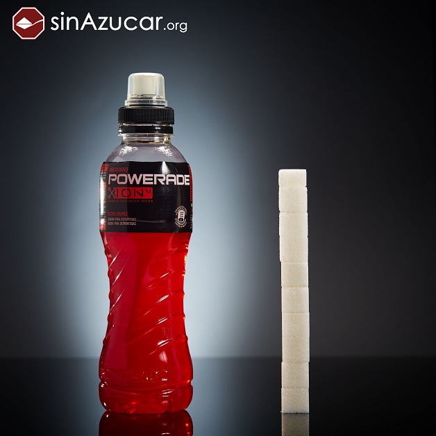 O fotógrafo do projeto SinAzucar posicionou cubos de açúcar ao lado de alimentos e bebidas, que correspondem às respectivas quantidades do ingrediente nas formulações. É surpreendente!